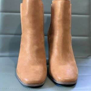 Beautiful brown boots nothings wrong with it in amazing conditions